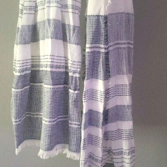 Banana Republic Textured Cotton Linen Striped Scarf White Navy Fringe Edges NWOT - Picture 8 of 15